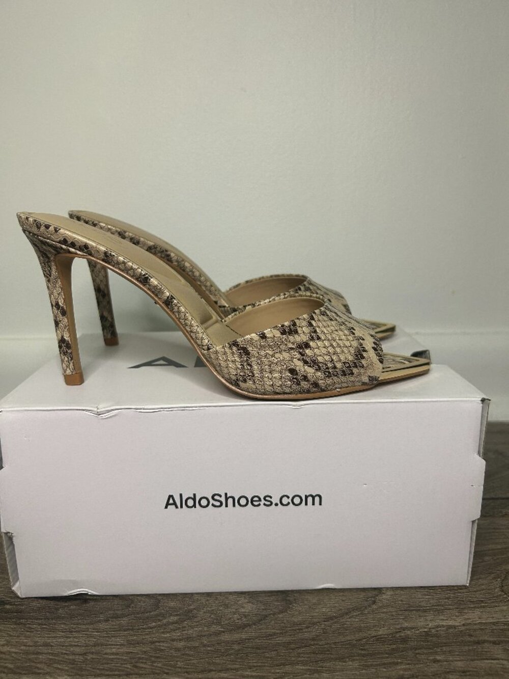 Chic ShoeDazzle Ginney leopard print loafer flats in size 8.5. Features a bold a